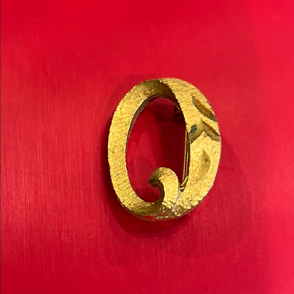 Vintage Monogram Letter Signed Mamselle Textured Letter Q Pin Mothers Day 14$